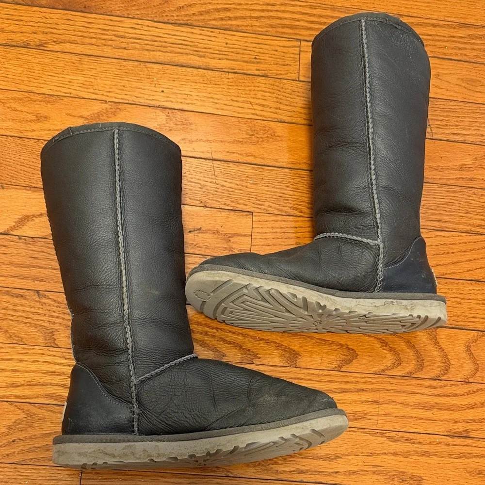 UGG Australia Classic Tall Bomber Boots Black Leather Sheepskin Lined Size 6